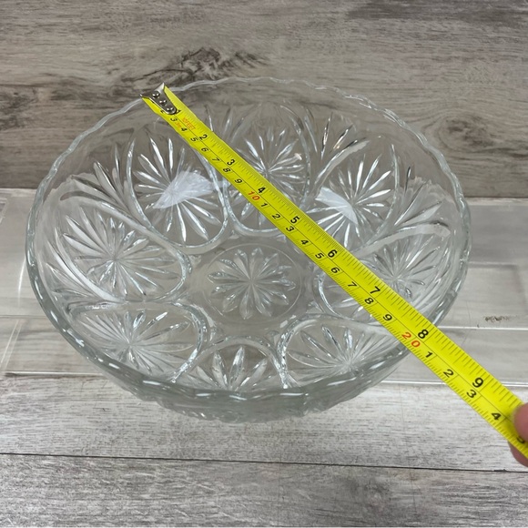 Anchor Hocking Star and Cameo Medallion Bowl Clear Glass Serving Bowl - Picture 8 of 9